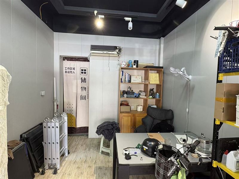 沿街商铺出租。