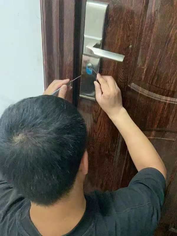 东营开锁 换锁 修锁 开汽车锁 配汽车钥匙 指纹锁 密码锁 智能锁