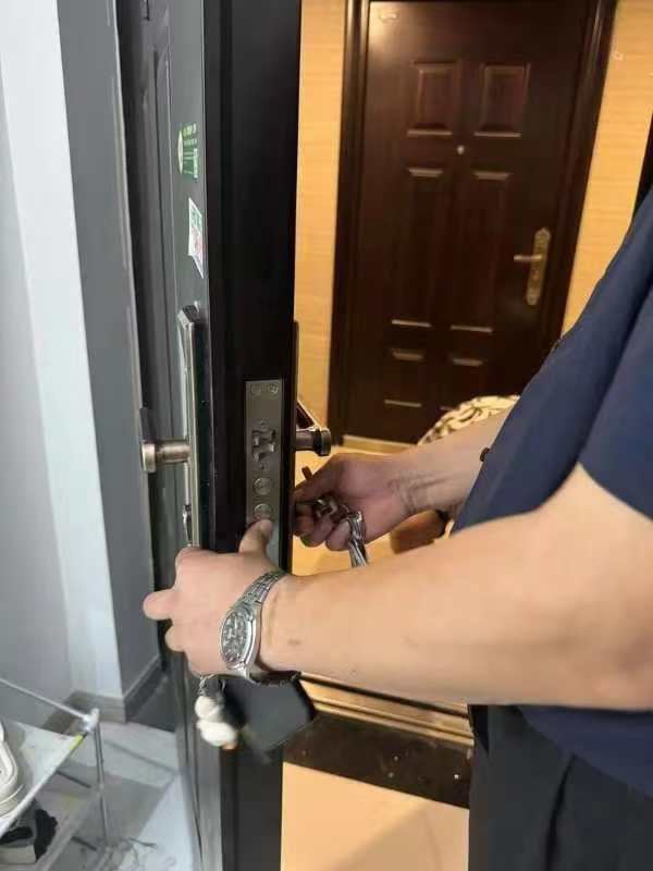 东营开锁 换锁 修锁 开汽车锁 配汽车钥匙 指纹锁 密码锁 智能锁